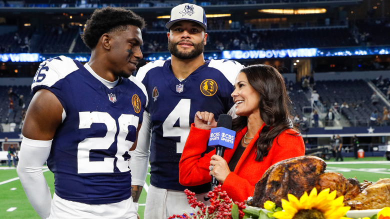 Tracy Wolfson entrevistando a los Dallas Cowboys DaRon Bland y Dak Prescott 