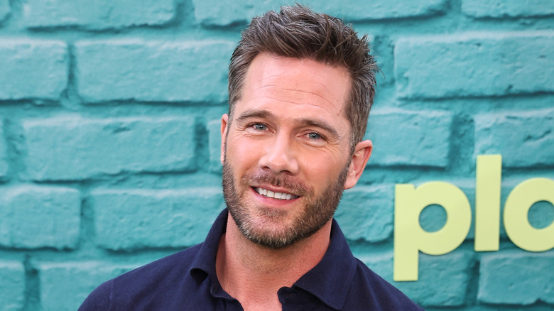 Luke Macfarlane alfombra roja platónica 