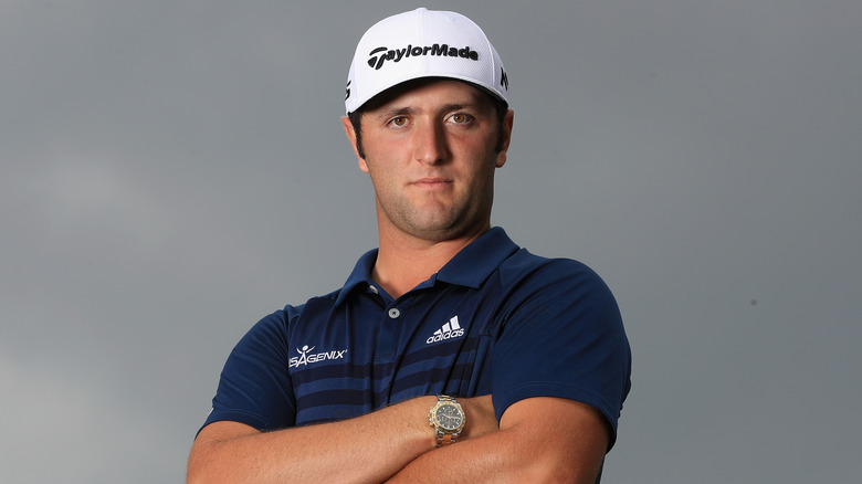 Jon Rahm posando en un campo de golf