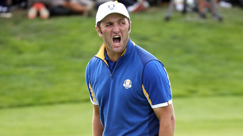 Jon Rahm emocionado en el campo de golf