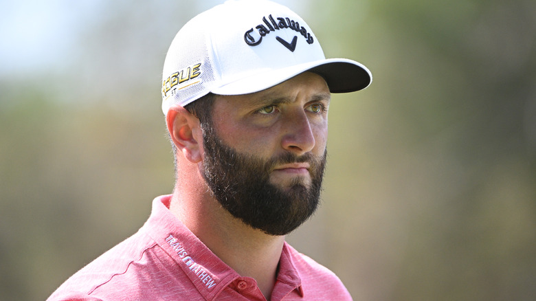 Jon Rahm centrado en el campo de golf