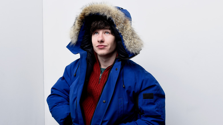 Barry Keoghan lleva una chaqueta de invierno