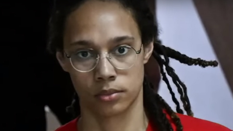 Brittney Griner con gafas puestas