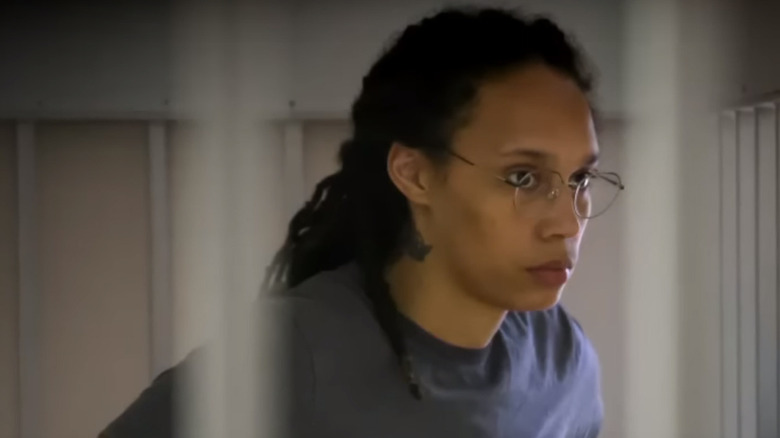 Brittney Griner con gafas puestas