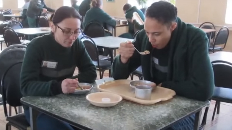 Brittney Griner comiendo