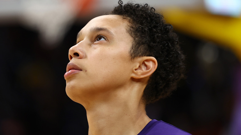 Brittney Griner mirando hacia arriba