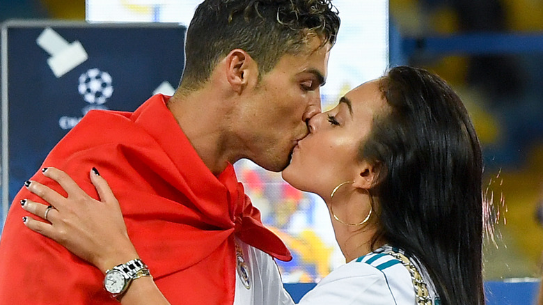 Cristiano Ronaldo, Georgina Rodríguez, besándose