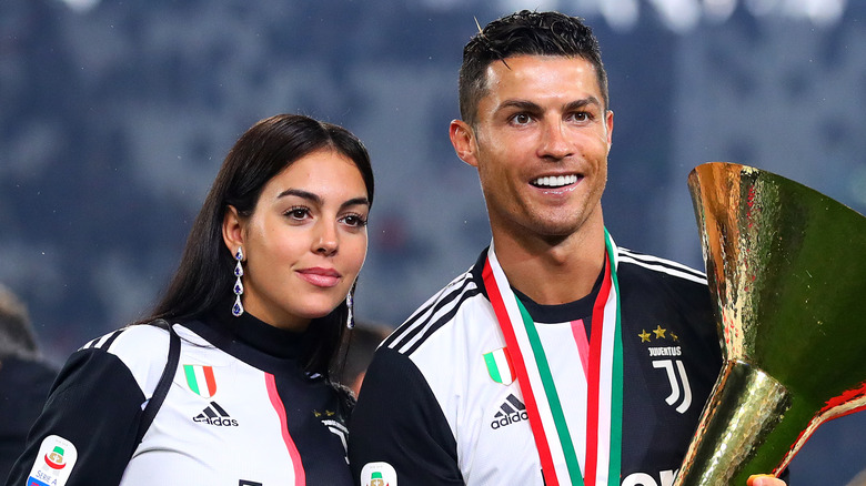 Georgina Rodríguez, Cristiano Ronaldo, sonriendo