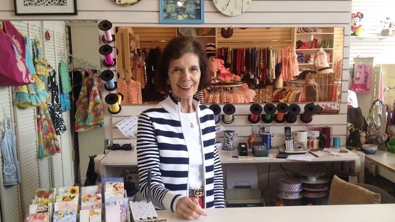 Mary Jo "MJ" Campbell en su tienda de ropa