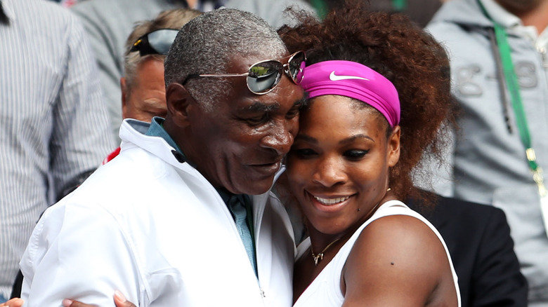 Richard y Serena Williams se abrazan en 2012