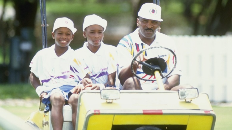 Serena y Venus Williams viajan en carrito de golf con Richard Williams