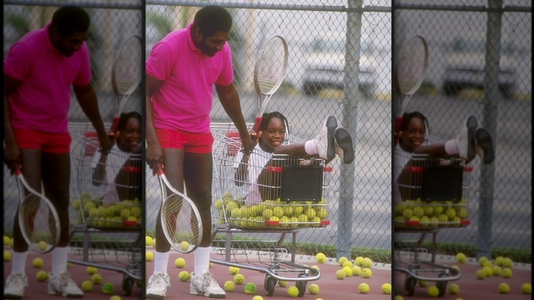 Richard Williams empujando a Venus Williams en un carrito de compras