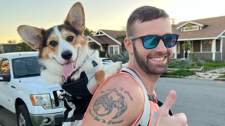 Ronald Gladden sonriendo con perro