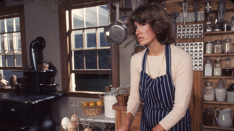 Martha Stewart cocinando en su cocina en 1976