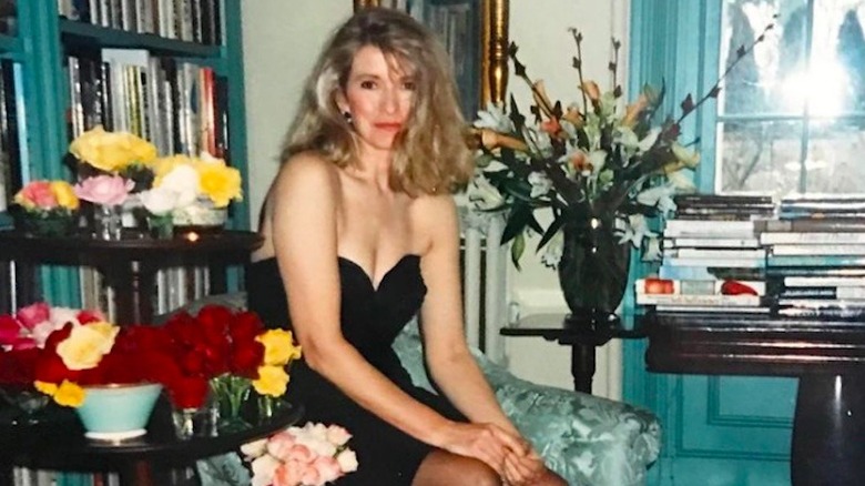 Martha Stewart sentada y sonriendo en los años 80