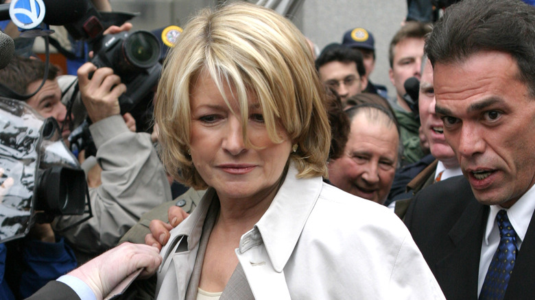 Martha Stewart caminando entre una multitud de cámaras