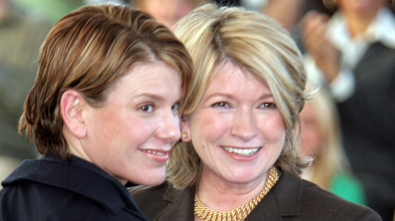 Alexis Stewart y Martha Stewart sonriendo