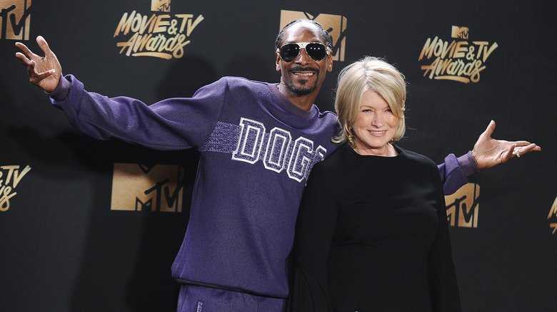 Snoop Dogg y Martha Stewart posando juntos