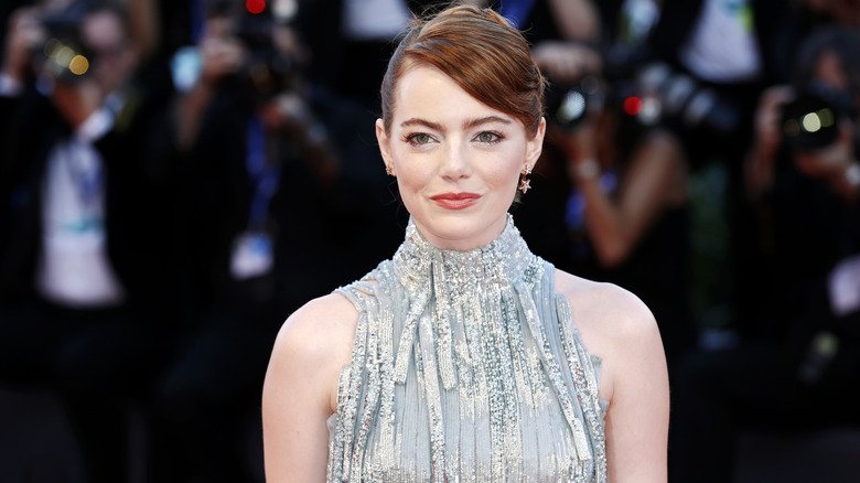 Emma Stone sonríe en evento de alfombra roja