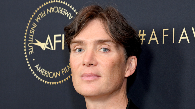 Cillian Murphy luce seria en primer plano