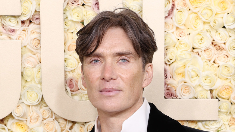 Cillian Murphy sonriendo en primer plano