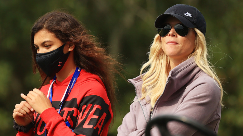 Sam Woods y Elin Nordegren mirando