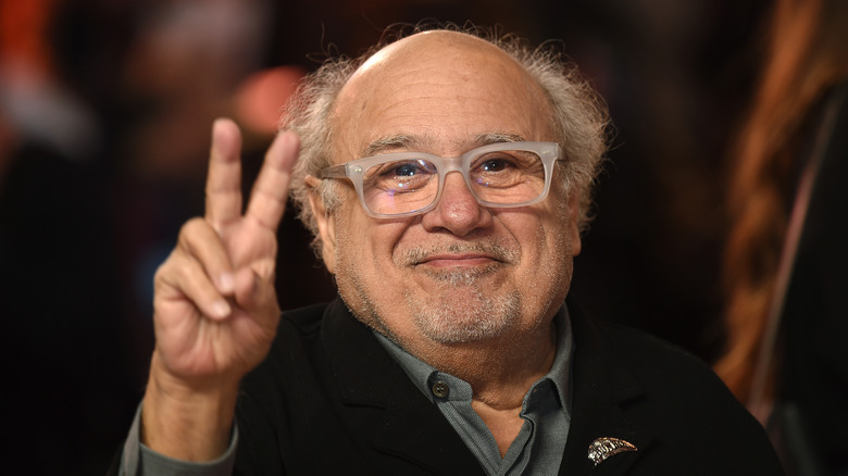 Danny DeVito hace el signo de la paz