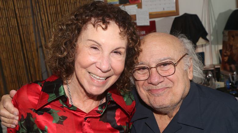 Rhea Perlman y Danny DeVito posan en 2023