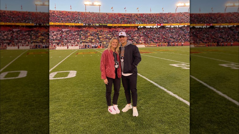 Brock Purdy y Jenna Brandt en el campo de fútbol