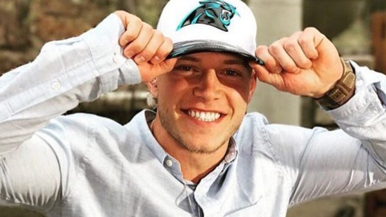 Christian McCaffrey gorra de béisbol sonriente