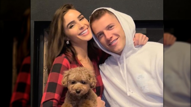 Christian McCaffrey y Olivia Culpo con un perro