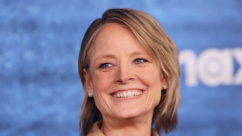 Jodie Foster sonriendo en la alfombra roja