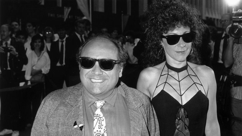 Rhea Perlman y Danny DeVito caminan en los años 80