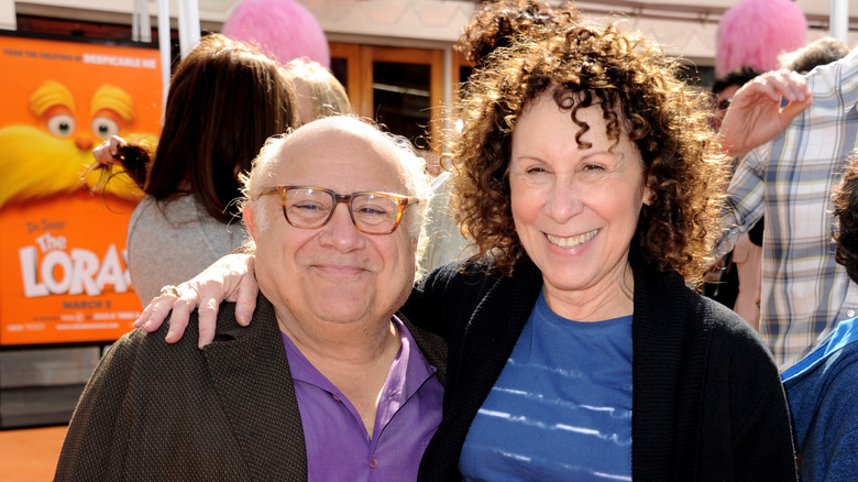 Danny DeVito y Rhea Perlman en el evento de alfombra roja