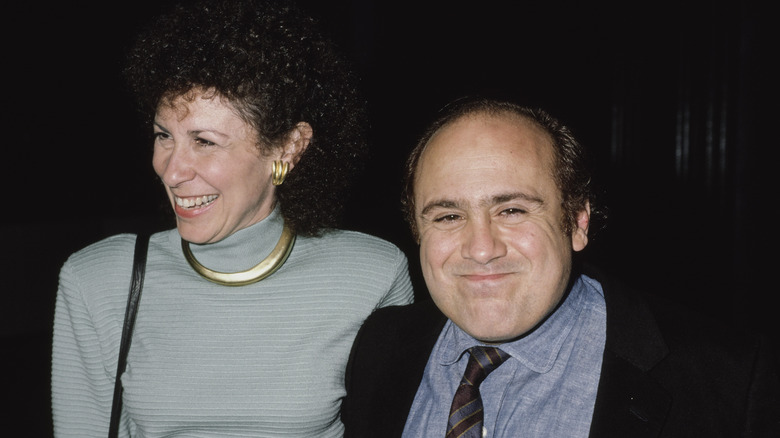 Rhea Perlman y Danny DeVito juntos en la década de 1990