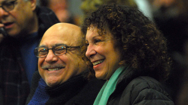 Rhea Perlman y Danny DeVito se ríen