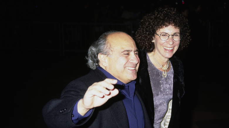 Rhea Perlman y Danny DeVito caminan juntos en los años 90