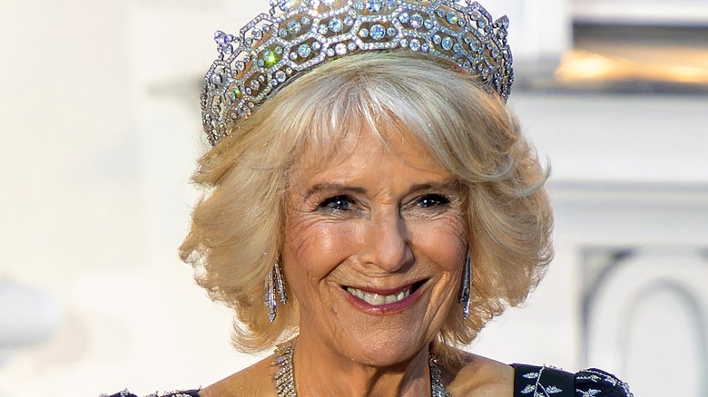 Corona de diamantes sonriente de la reina Camilla