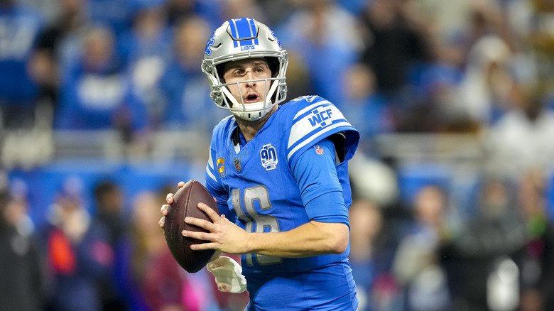 Jared Goff preparándose para pasar fútbol en el campo