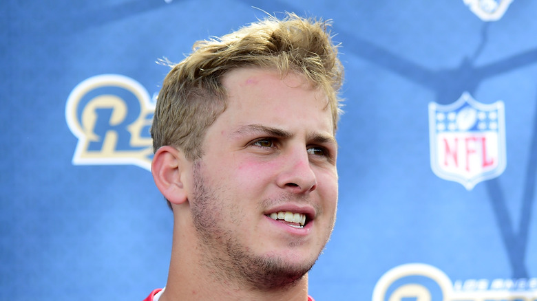 Jared Goff sonriendo en primer plano