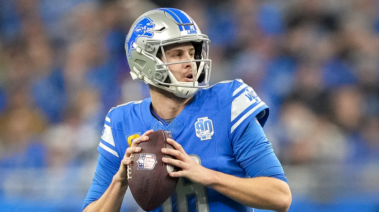 Jared Goff preparándose para pasar fútbol en el campo