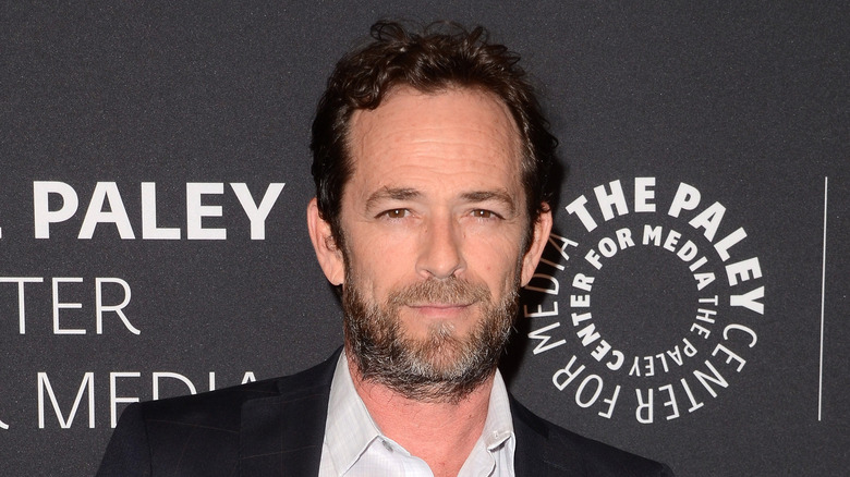 traje negro luke perry