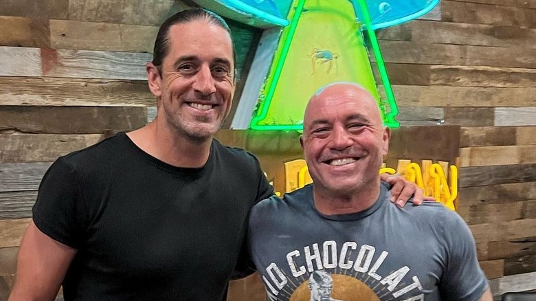 Aaron Rodgers posa con Joe Rogan