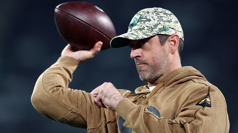 Aaron Rodgers lanzando una pelota de fútbol