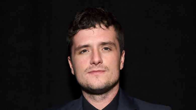 Josh Hutcherson posando para una foto