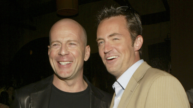 Bruce Willis y Matthew Perry se ríen 