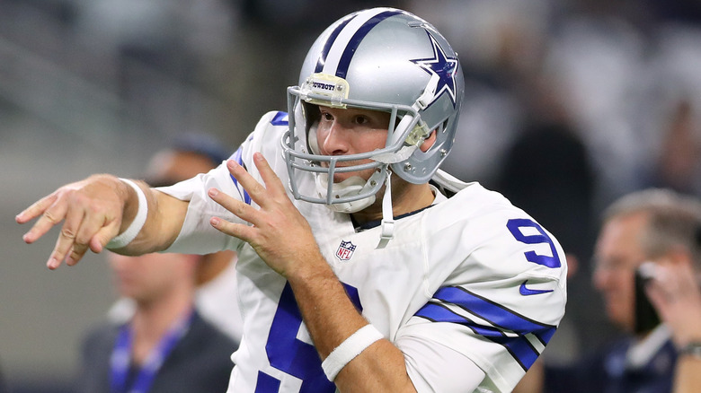 Tony Romo jugando al fútbol