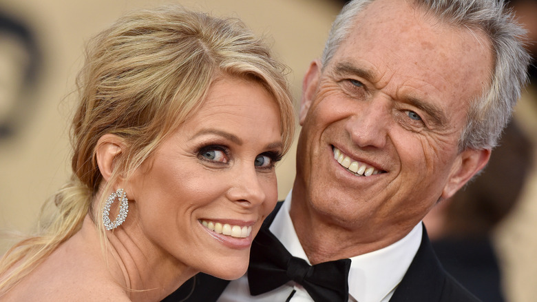 Cheryl Hines y Robert F. Kennedy, Jr. sonriendo