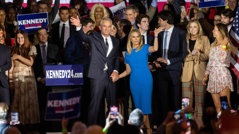 Cheryl Hines y Robert F. Kennedy, Jr. saludando