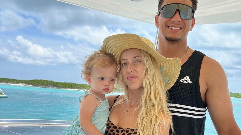 Brittany Mahomes sosteniendo a su hija